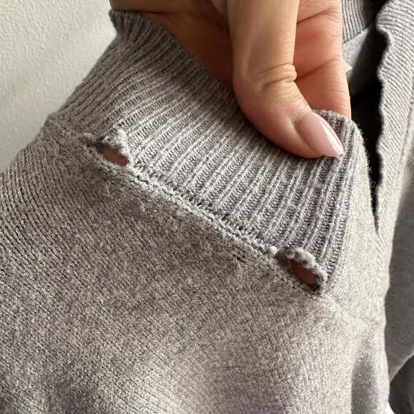 PHILOSOPHY Women’s Sweater GRAY Size Medium V Neck - Picture 4 of 6